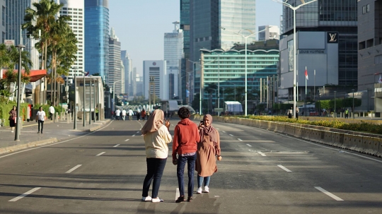 Jalan MH Thamrin Ditutup, Warga Asyik Berfoto