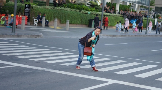 Jalan MH Thamrin Ditutup, Warga Asyik Berfoto