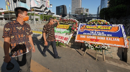 Karangan Bunga Ucapan Terima kasih Untuk TNI-Polri di Bawaslu