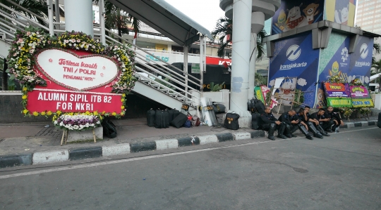 Karangan Bunga Ucapan Terima kasih Untuk TNI-Polri di Bawaslu