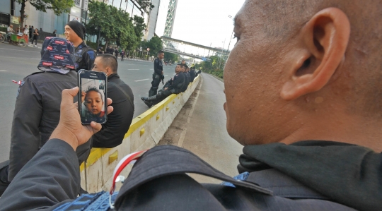 Aktivitas Anggota Brimob di Sela-sela Penjagaan