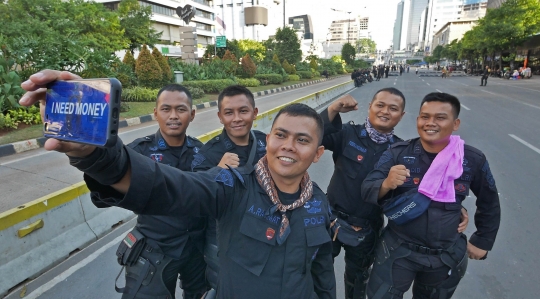 Aktivitas Anggota Brimob di Sela-sela Penjagaan