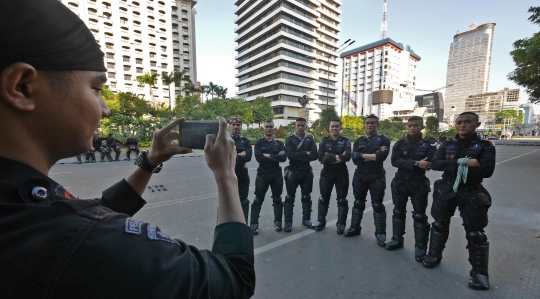 Aktivitas Anggota Brimob di Sela-sela Penjagaan