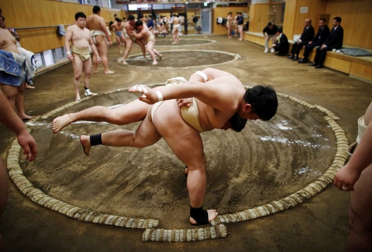 Mengintip Para Pemuda Jepang Berlatih Sumo