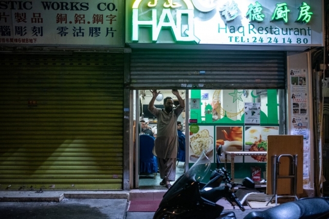 Seorang pria muslim membuka restoran halal miliknya menjelang waktu sahur di distrik Kwai Chung, Hong Kong, pada 25 Mei 2019.