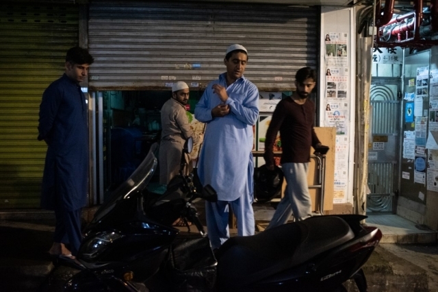 Imigran bersiap melaksanakan salat subuh ke masjid terdekat di sebuah restoran di distrik Kwai Chung, Hong Kong, pada 25 Mei 2019. 