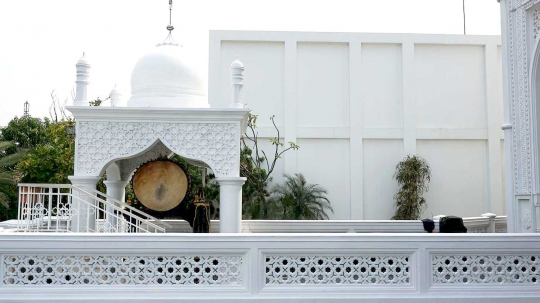 Melihat Kemegahan Masjid Ramlie Musofa yang Mirip Taj Mahal