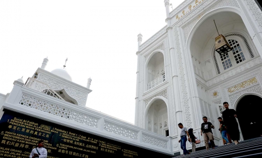 Melihat Kemegahan Masjid Ramlie Musofa yang Mirip Taj Mahal