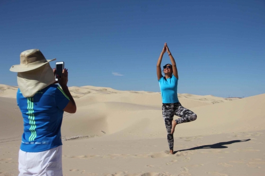 Relaksasi Melalui Yoga di Tengah Padang Pasir