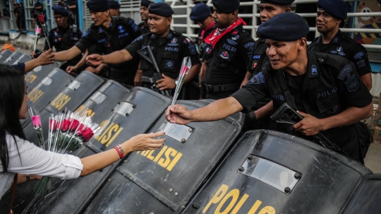 Aksi Warga Berbagi Bunga di Depan Bawaslu