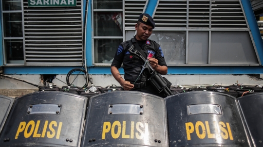 Aksi Warga Berbagi Bunga di Depan Bawaslu