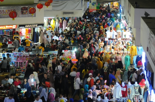 Jelang Hari Raya, Warga Mulai Padati Pasar Tanah Abang