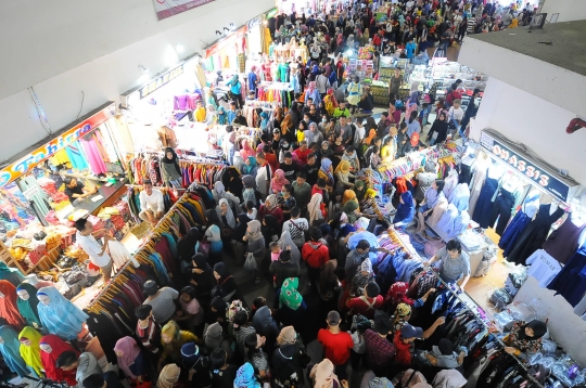 Jelang Hari Raya, Warga Mulai Padati Pasar Tanah Abang