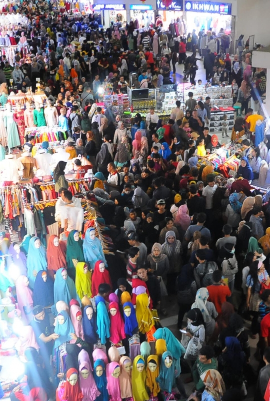 Jelang Hari Raya, Warga Mulai Padati Pasar Tanah Abang