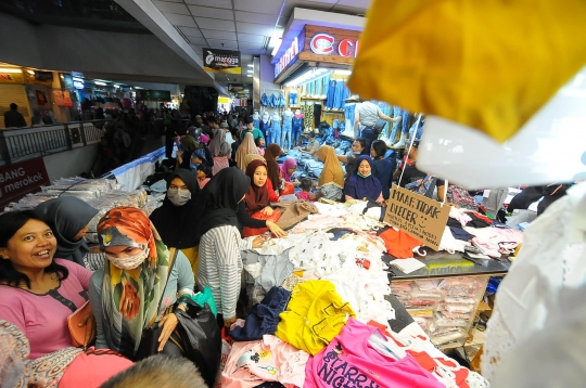 Jelang Hari Raya, Warga Mulai Padati Pasar Tanah Abang