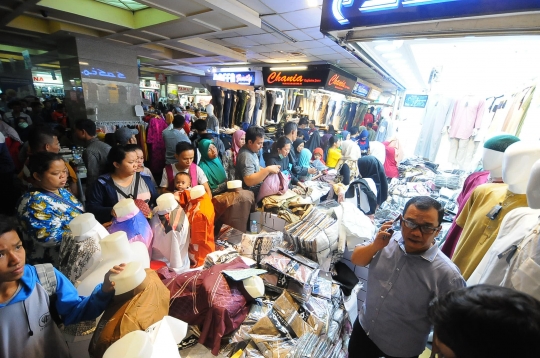 Jelang Hari Raya, Warga Mulai Padati Pasar Tanah Abang