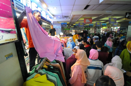 Jelang Hari Raya, Warga Mulai Padati Pasar Tanah Abang