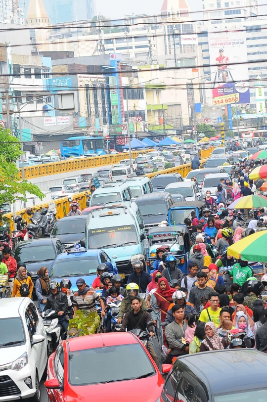 Membeludaknya Pengunjung Bikin Lalu Lintas Tanah Abang Macet Semrawut