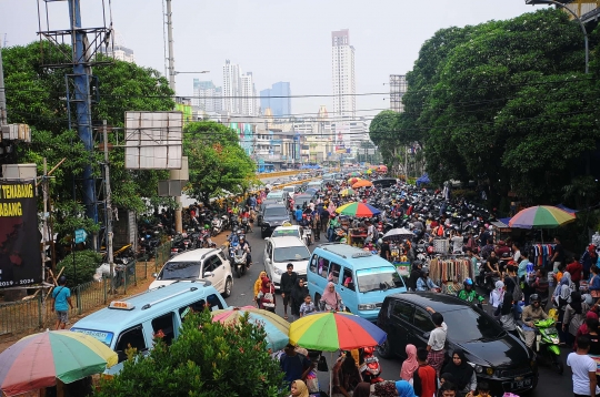 Membeludaknya Pengunjung Bikin Lalu Lintas Tanah Abang Macet Semrawut