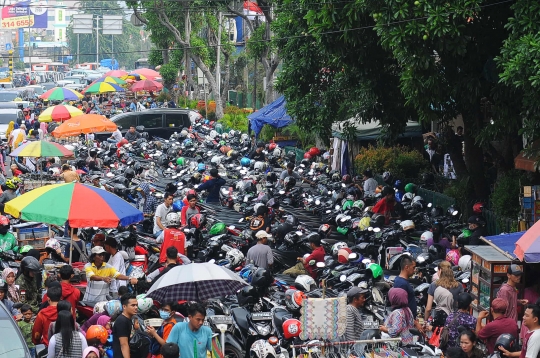 Membeludaknya Pengunjung Bikin Lalu Lintas Tanah Abang Macet Semrawut