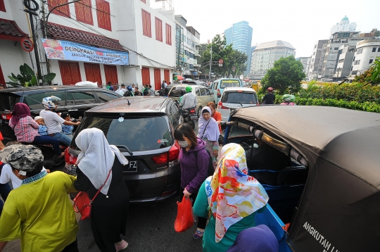 Membeludaknya Pengunjung Bikin Lalu Lintas Tanah Abang Macet Semrawut