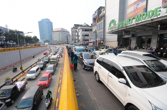 Membeludaknya Pengunjung Bikin Lalu Lintas Tanah Abang Macet Semrawut