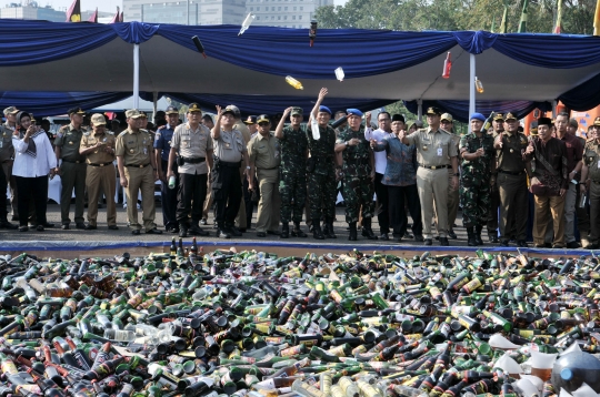 Gubernur Anies Baswedan Musnahkan 18.174 Botol Miras