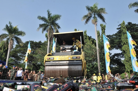 Gubernur Anies Baswedan Musnahkan 18.174 Botol Miras