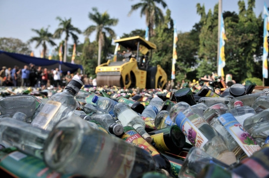 Gubernur Anies Baswedan Musnahkan 18.174 Botol Miras