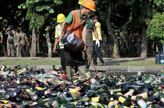 Gubernur Anies Baswedan Musnahkan 18.174 Botol Miras