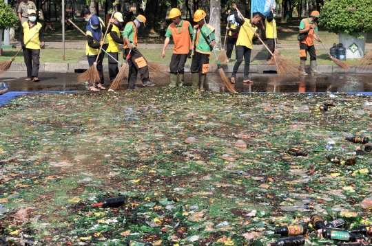 Gubernur Anies Baswedan Musnahkan 18.174 Botol Miras