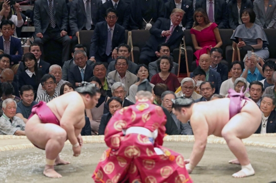 Reaksi Donald Trump Saat Tonton Turnamen Sumo Bareng PM Jepang