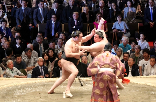 Reaksi Donald Trump Saat Tonton Turnamen Sumo Bareng PM Jepang