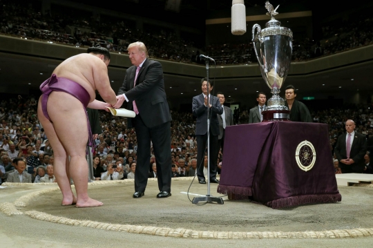 Reaksi Donald Trump Saat Tonton Turnamen Sumo Bareng PM Jepang