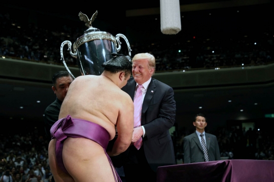 Reaksi Donald Trump Saat Tonton Turnamen Sumo Bareng PM Jepang