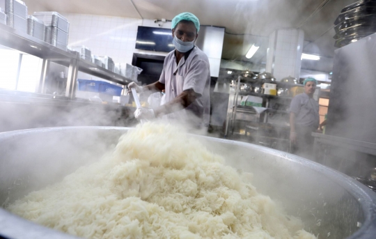 Intip Dapur yang Menyiapkan Menu Lezat Buka Puasa di Arab Saudi