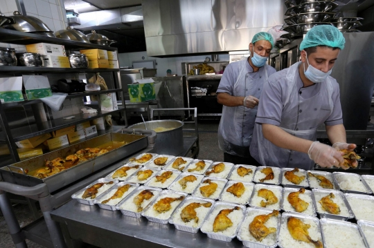 Intip Dapur yang Menyiapkan Menu Lezat Buka Puasa di Arab Saudi