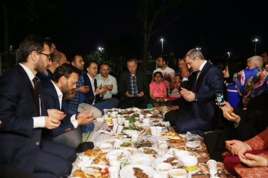 Kehangatan Presiden Erdogan Buka Puasa Bersama Warga di Taman