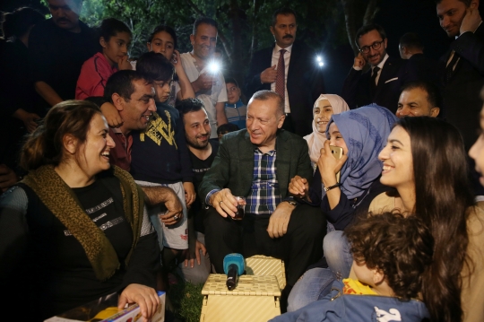 Kehangatan Presiden Erdogan Buka Puasa Bersama Warga di Taman