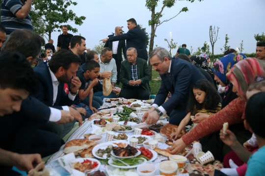 Kehangatan Presiden Erdogan Buka Puasa Bersama Warga di Taman