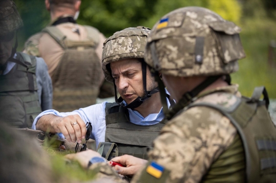 Gaya Presiden Baru Ukraina Kunjungi Wilayah Konflik