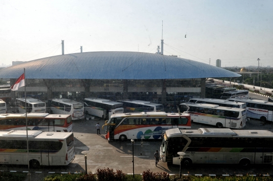 H-8 Lebaran, Pemudik Mulai Padati Terminal Pulogebang