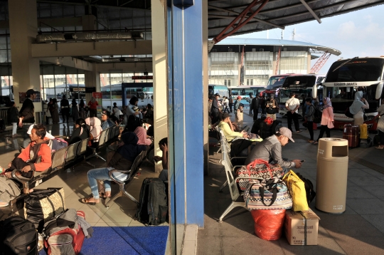 H-8 Lebaran, Pemudik Mulai Padati Terminal Pulogebang