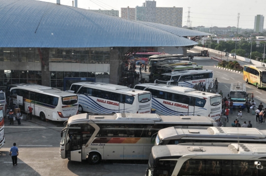 H-8 Lebaran, Pemudik Mulai Padati Terminal Pulogebang