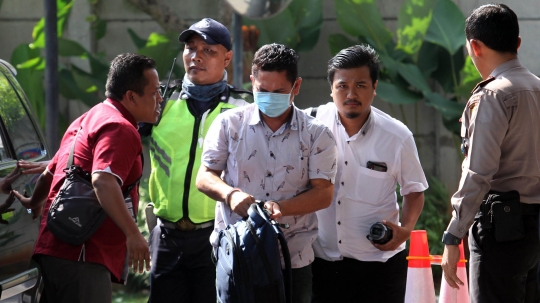 Ditangkap KPK, Kepala Imigrasi Mataram Tutupi Wajah dengan Masker