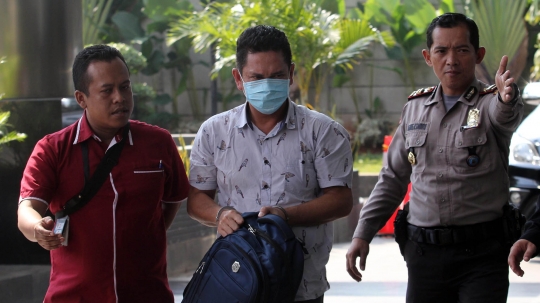 Ditangkap KPK, Kepala Imigrasi Mataram Tutupi Wajah dengan Masker