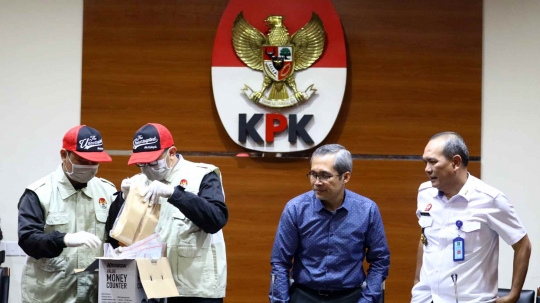 KPK Tunjukan Barang Bukti OTT Kepala Kantor Imigrasi Kelas I Mataram