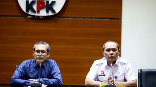 KPK Tunjukan Barang Bukti OTT Kepala Kantor Imigrasi Kelas I Mataram