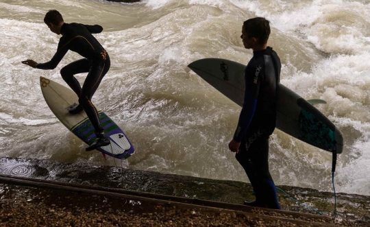 Serunya Berselancar di Kanal Eisbach