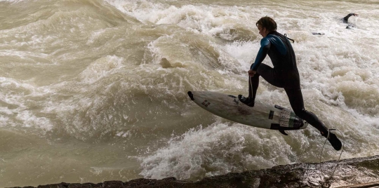 Serunya Berselancar di Kanal Eisbach